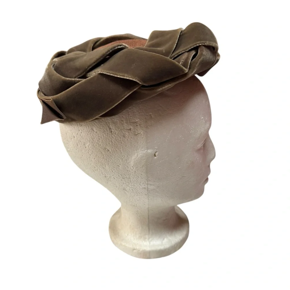 1950s Marshall Field & Company Green Velvet‎ & Brown Ribbon Pillbox Hat - Picture 2 of 6